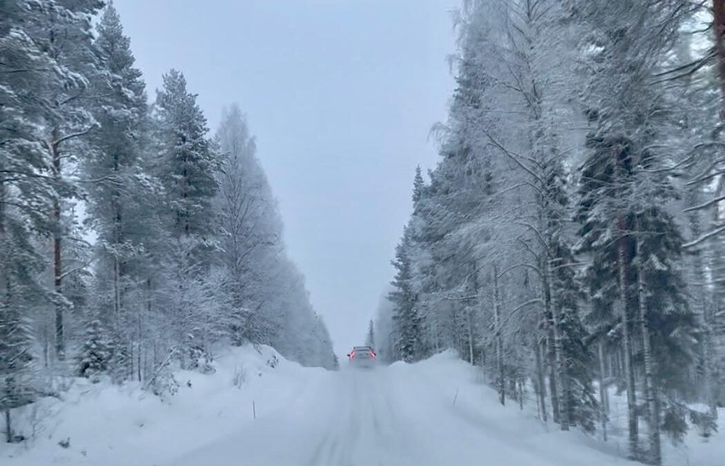 Alugar um carro na Lapônia no inverno: a maneira mais segura, barata e autêntica de viajar.